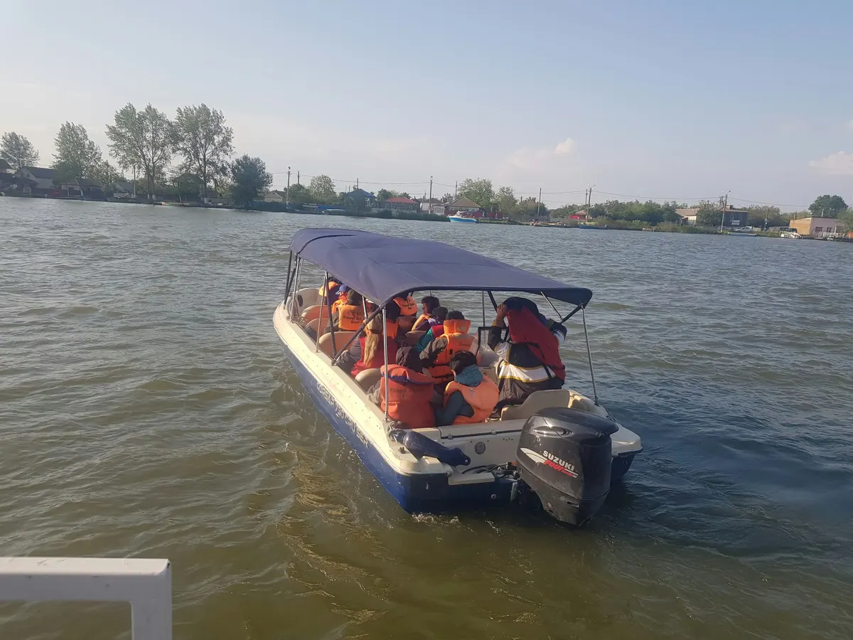 Barcă Travel Delta Star cu turiști în veste de salvare